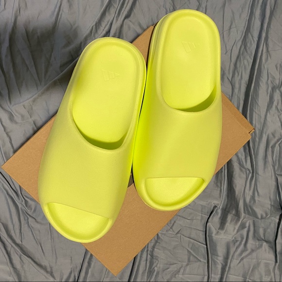 Yeezy glow green slides - Picture 2 of 7